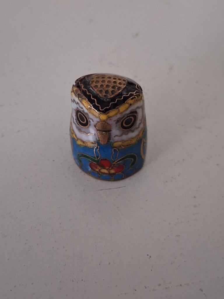 Chinese Cloisonné Vingerhoed in de vorm van een Uil, Verzamelen, Vingerhoedjes, Zo goed als nieuw, Buitenland, Overige materialen