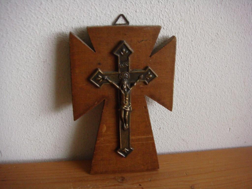 Koperen kruisje op houten hanger, Ophalen of Verzenden, Zo goed als nieuw, Christendom | Katholiek