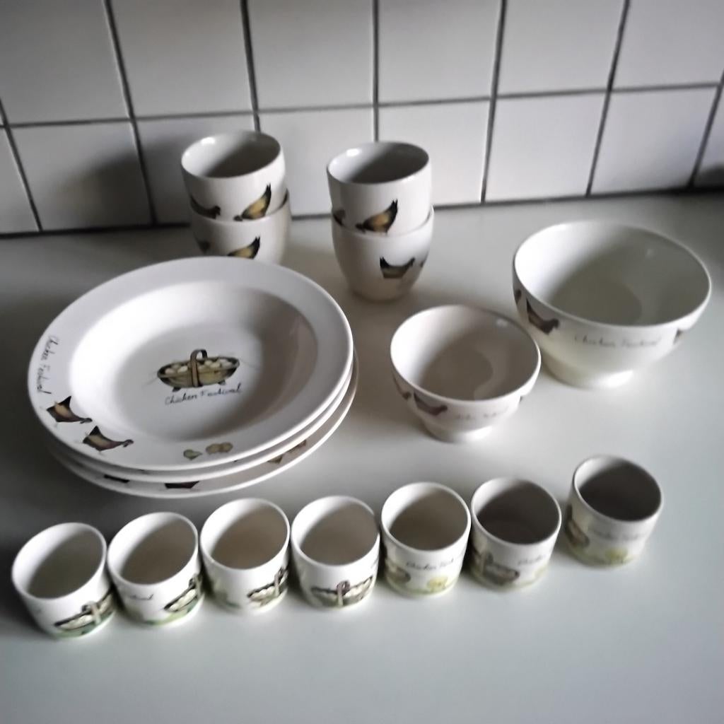 Jet chicken festival : borden, eierdopjes,  kommen,mokken, Ophalen of Verzenden, Zo goed als nieuw, Bord(en), Overige stijlen