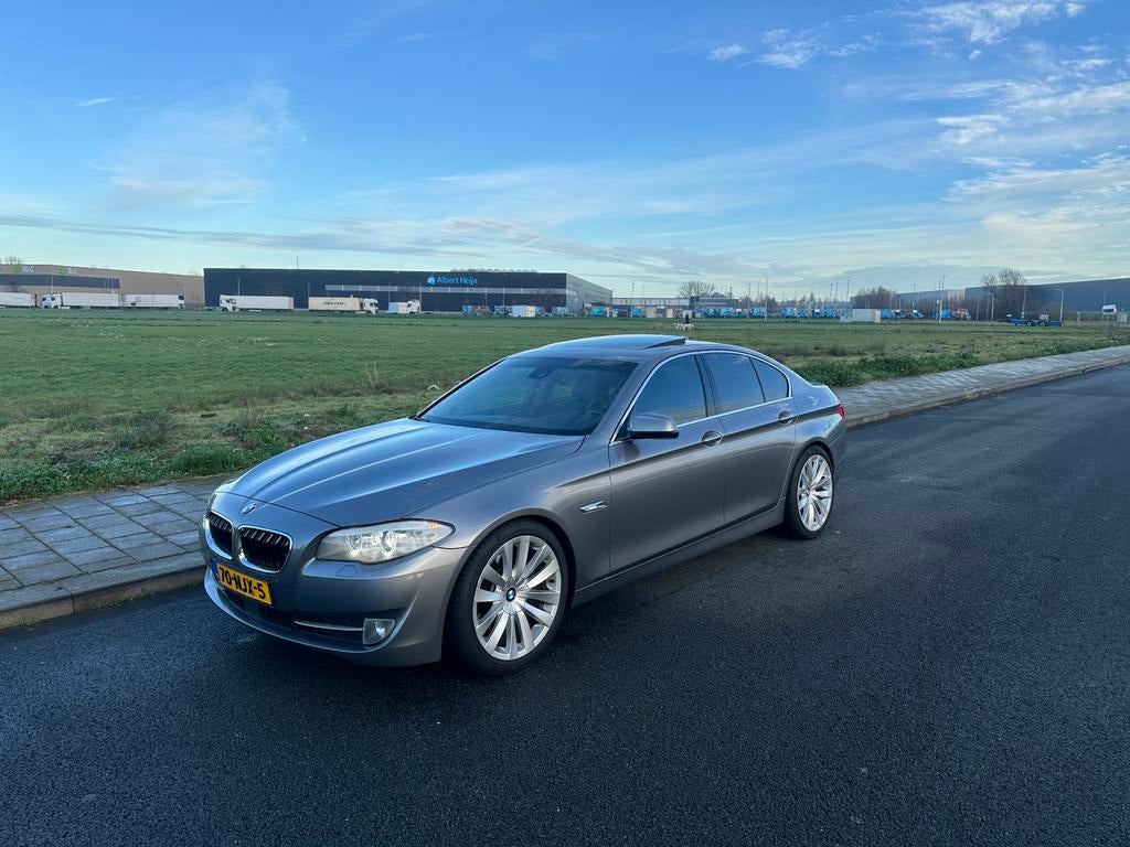 BMW 5-Serie 3.0 535I AUT 2010 Grijs, Auto's, Automaat, Achterwielaandrijving, Zwart, 2000 kg
