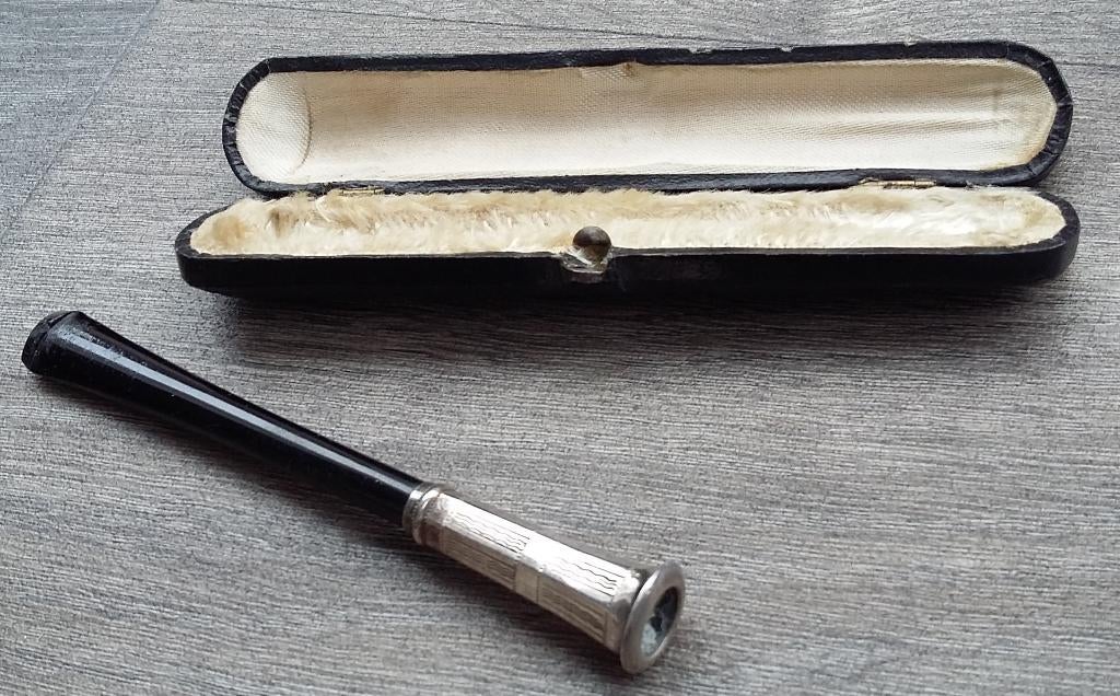 Om 1920 Sigaretten Pijp Pijpje Zwart Bakeliet met 935 Zilver, Antiek en Kunst, Ophalen of Verzenden, Zilver