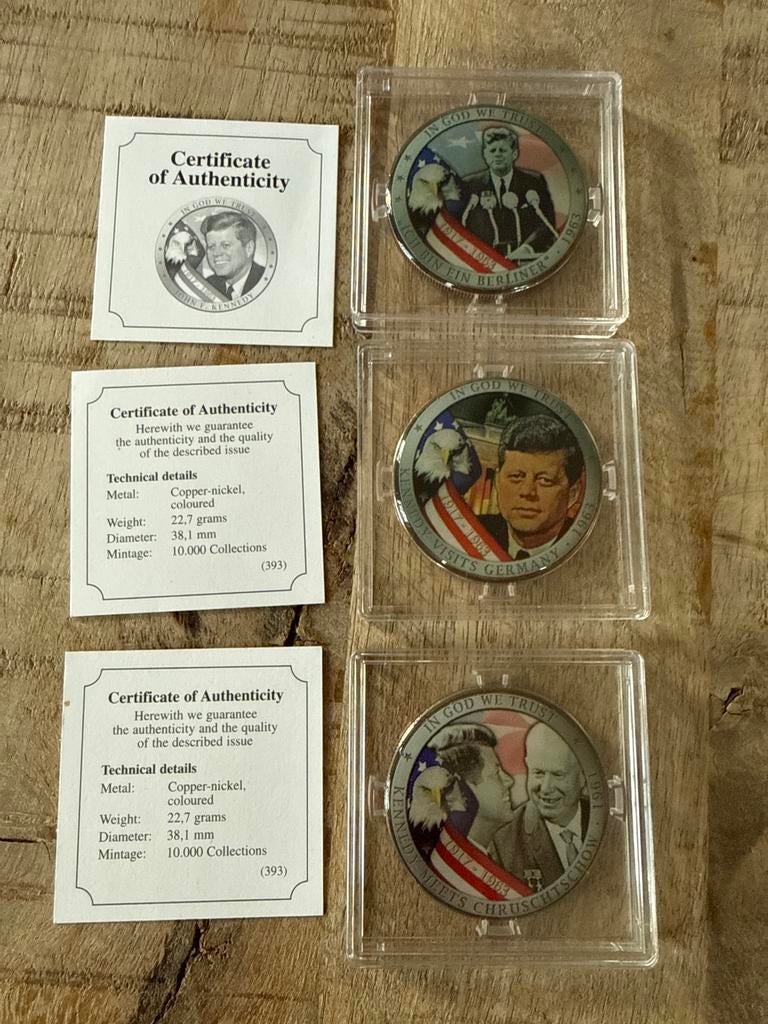 Set van 3 3x Kennedy Herdenkings dollar met emaille en cert, Postzegels en Munten, Munten | Amerika, Ophalen of Verzenden, Setje