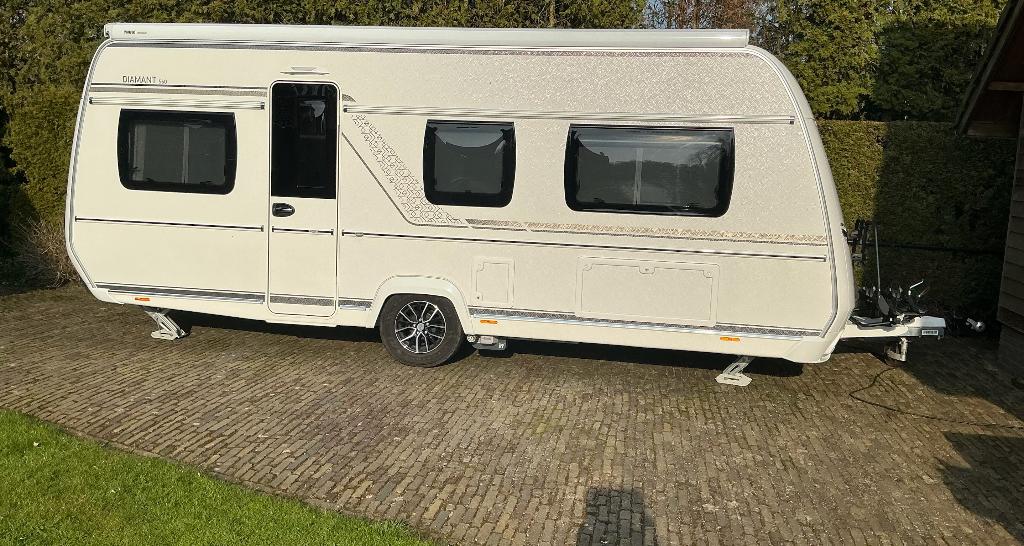 Fendt Diamant 560 SGW 2024 Mover Airco Luifel Leer Fietsendr, Caravans en Kamperen, Caravans, 2 aparte bedden, Rondzit, Kachel
