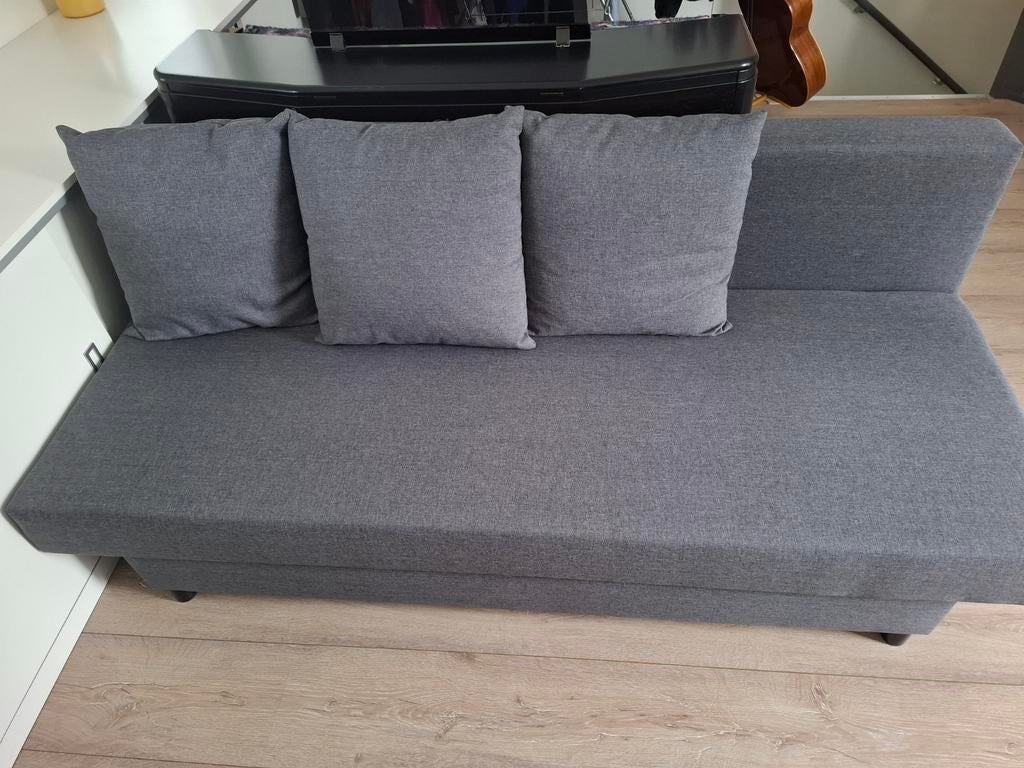 Ikea Asarum slaapbank antraciet met opbergvak en kussens, Huis en Inrichting, Ophalen, Tweepersoons, 190 cm of minder, Zo goed als nieuw