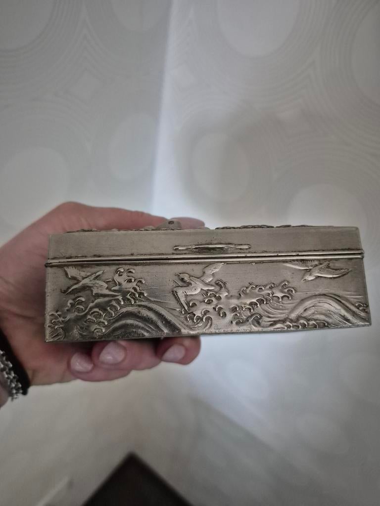 Antiek zilverkleurig sigarettendoosje met reliëf, Ophalen of Verzenden, Zilver