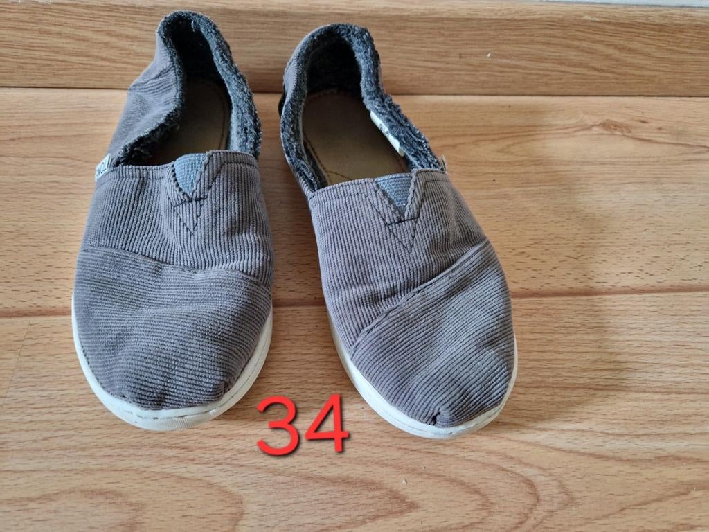 Sloffen merk Toms maat 34 grijs gymschoen, Kinderen en Baby's, Kinderkleding | Schoenen en Sokken, Overige typen, Ophalen of Verzenden