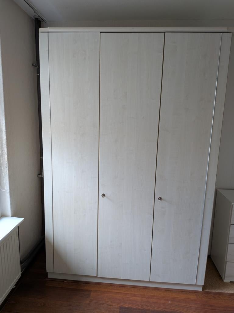 Grote linnenkast en bijpassende bedombouw voor bed van 1.60, Gebruikt, 200 cm of meer, 150 tot 200 cm, Wit/ grijs. breedte bed: 1.60