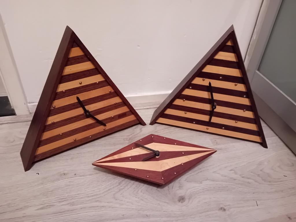 Handgemaakte houten klok, uniek ontwerp. Gemaakt van verschi, Ophalen of Verzenden, Nieuw