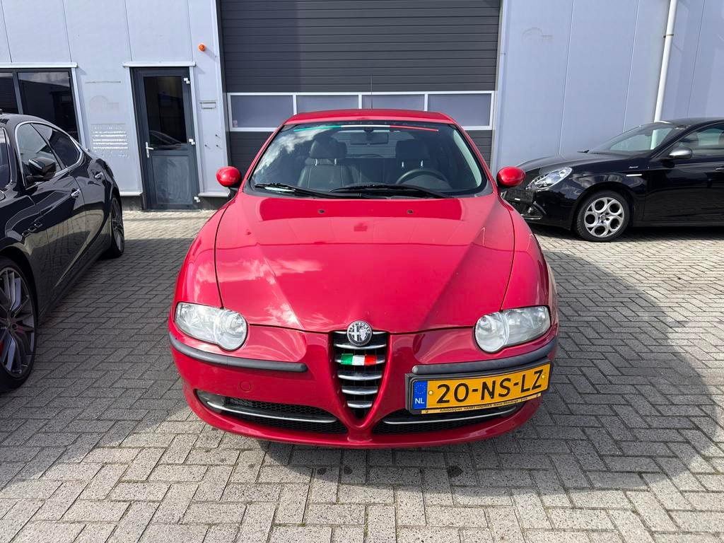 Alfa Romeo 147 1.6 T.spark 16V 77KW 3DR 2004 Rood, Auto's, Voorwielaandrijving, Zwart, 4 cilinders, 1165 kg
