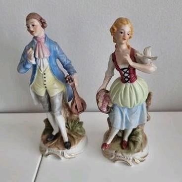 Vintage beeldjes: Man en vrouw in traditionele kleding, Verzamelen, Beelden en Beeldjes, Ophalen of Verzenden, Gebruikt, Mens