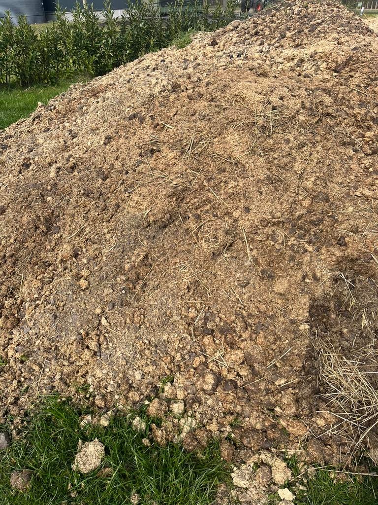 Schone paardenmest compost mest, Ophalen, Mest