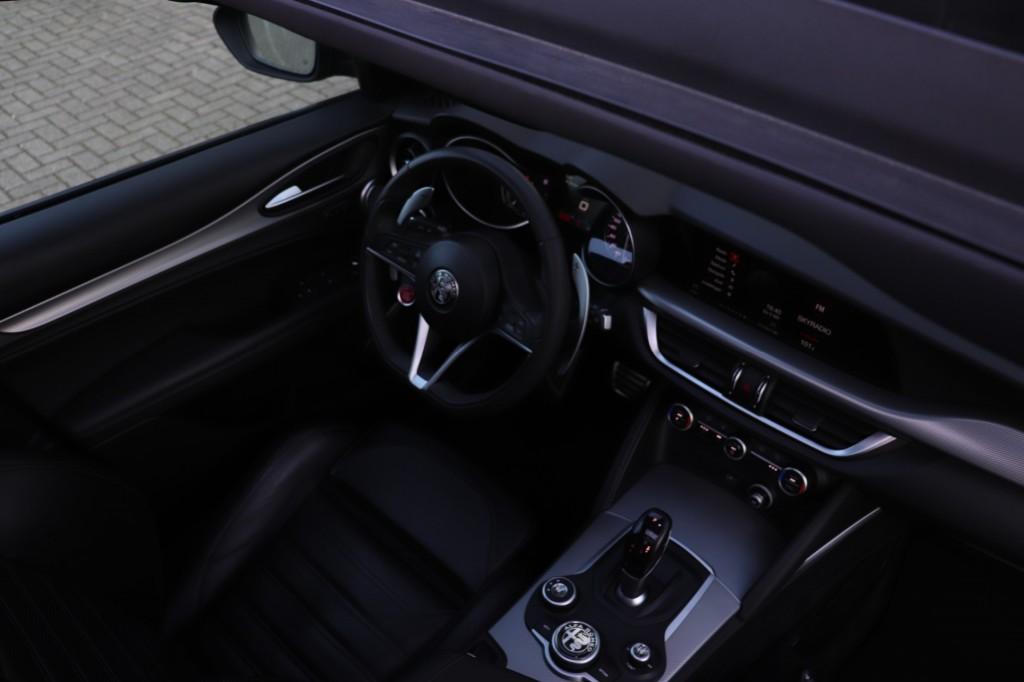 Alfa romeo STELVIO 2.0 T AWD SUPER/ORIG.NL/PAN.DAK/HARMANK./, Auto's, Alfa Romeo, Automaat, 4 cilinders, Zwart, Bedrijf