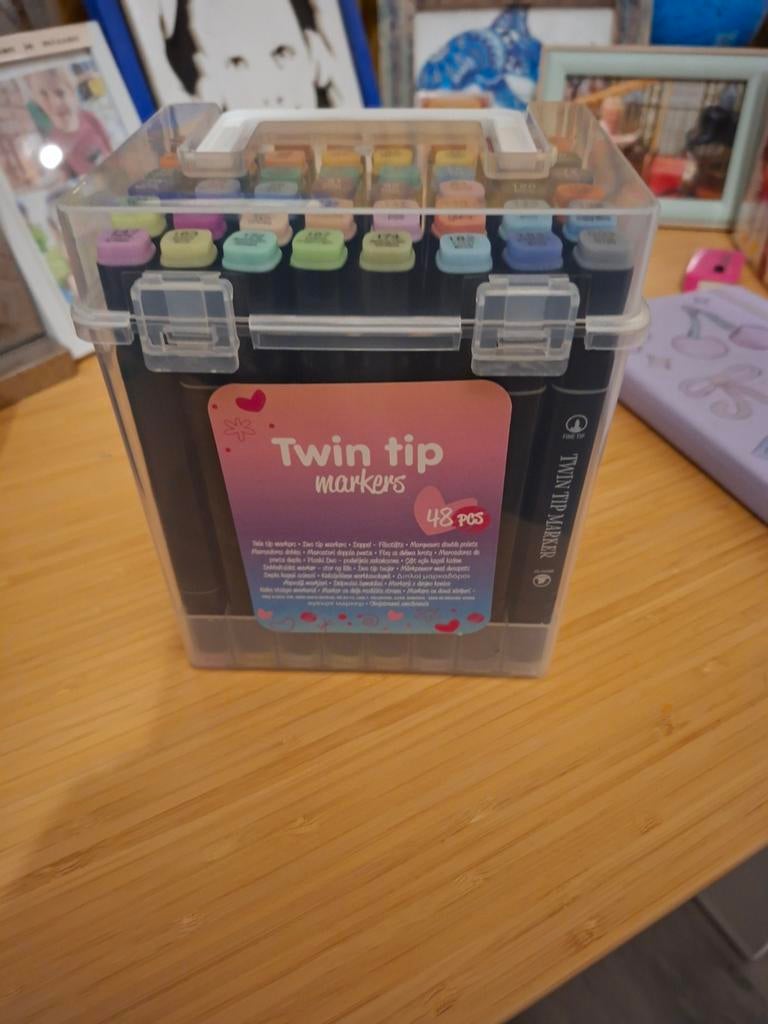 48 twin tip markers te koop. (Nieuw), Hobby en Vrije tijd, Tekenen, Ophalen of Verzenden, Zo goed als nieuw