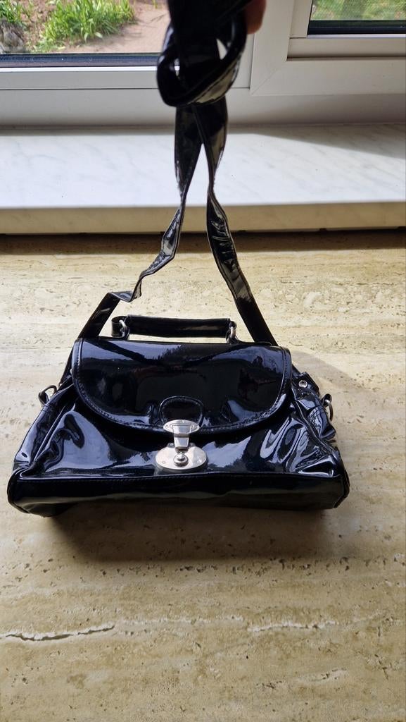 Zwart lakleer handtas met schouderriem., Ophalen of Verzenden, Zo goed als nieuw, Zwart, Handtas