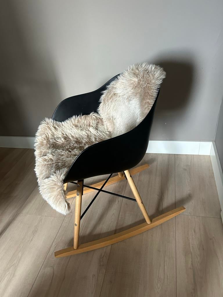 Moderne Schommelstoel Zwart met Houten Onderstel, Huis en Inrichting, Stoelen, Ophalen, Zwart, Zo goed als nieuw, Eén