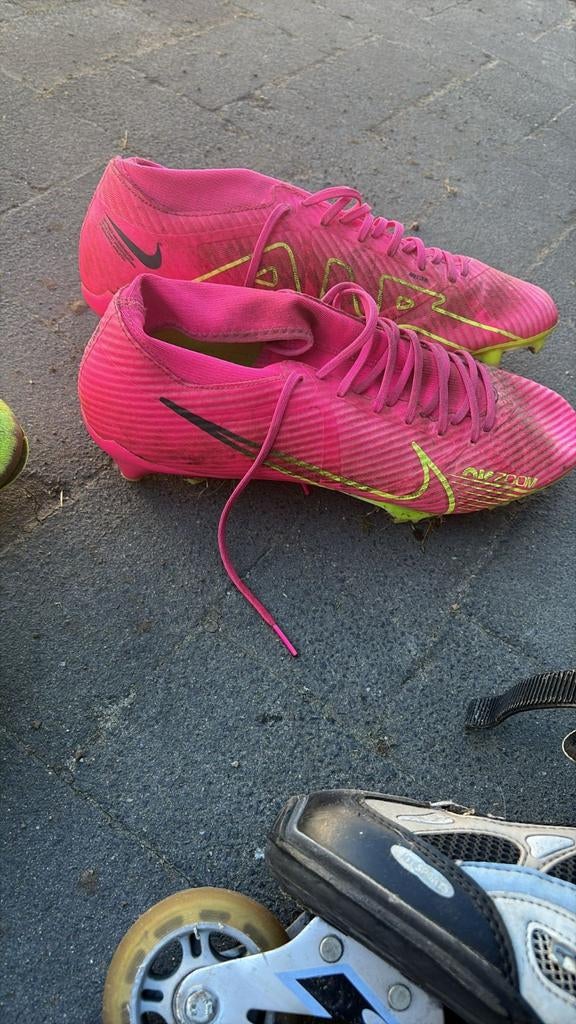 Diverse voetbalschoenen: roze maat 47,5 en gele maat 47, Maat XS of kleiner, Ophalen of Verzenden, Gebruikt, Schoenen