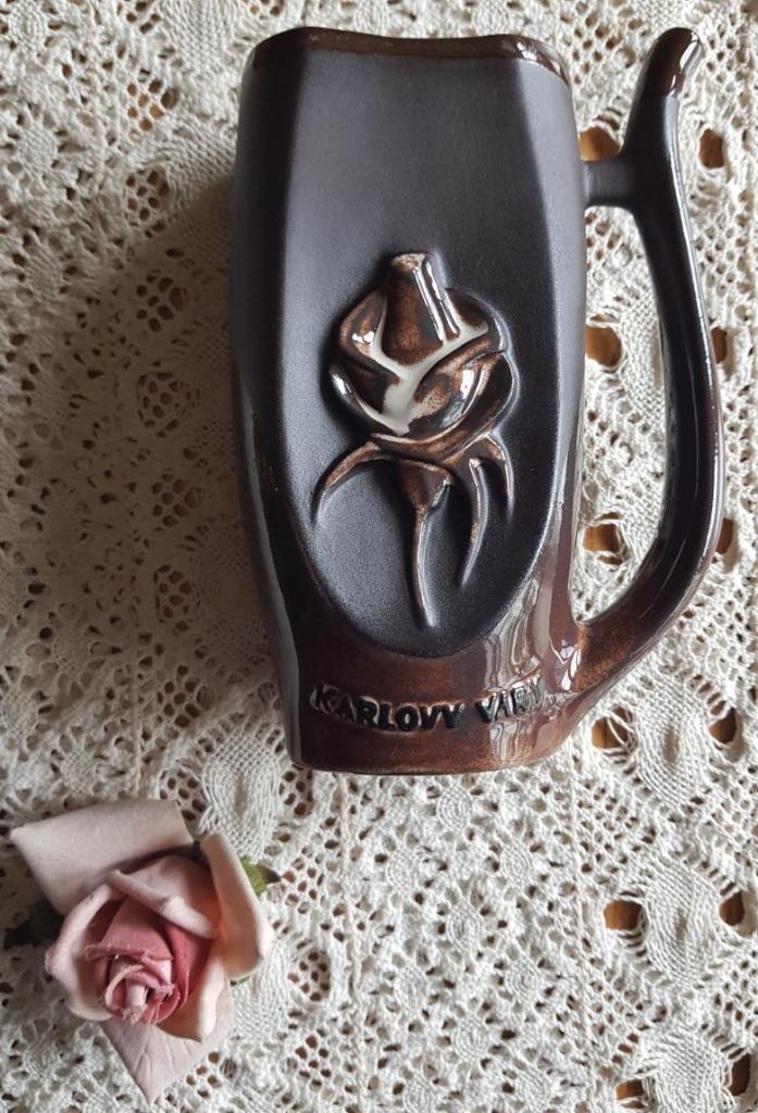 Tjechische bruine aardewerk tuitbeker, rozen , Karlovy Vary, Ophalen of Verzenden