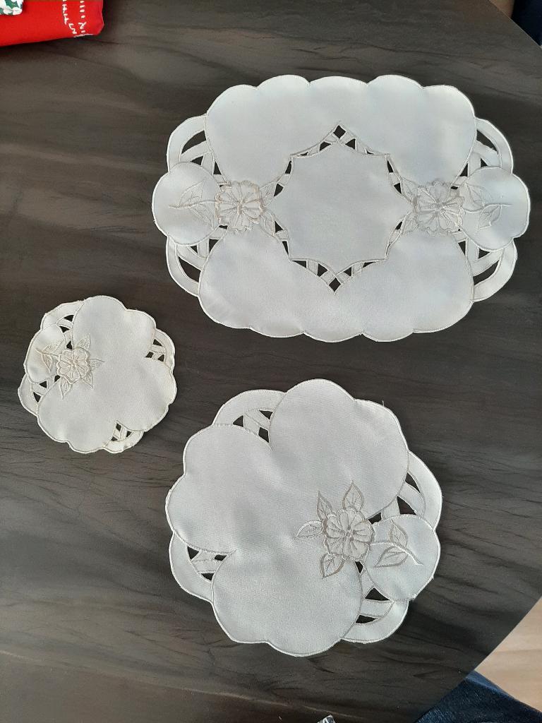 Kleedjes voor op een tafeltje of kastje zo goed als nieuw, Antiek en Kunst, Ophalen of Verzenden