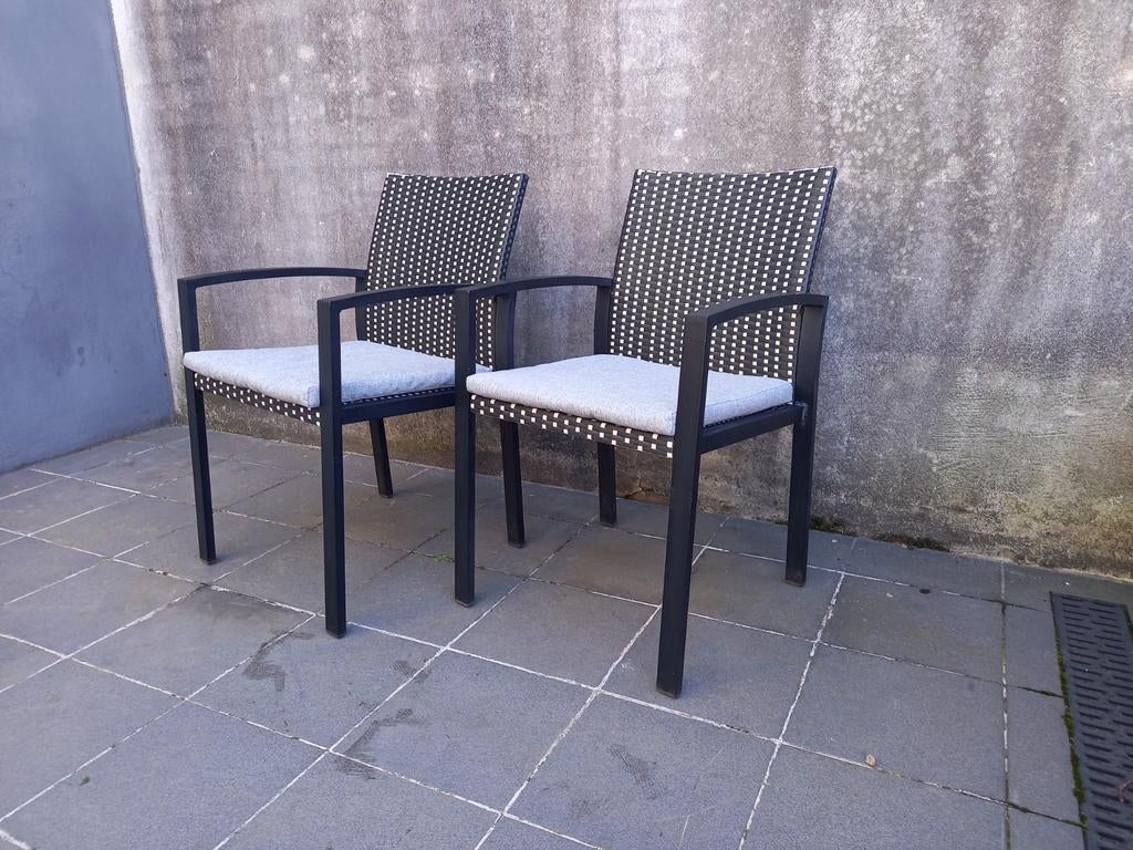 Twee tuinstoelen: zwart metaal + zwart/wit wicker, Tuin en Terras, Tuinstoelen, Zo goed als nieuw, Wicker, Ophalen