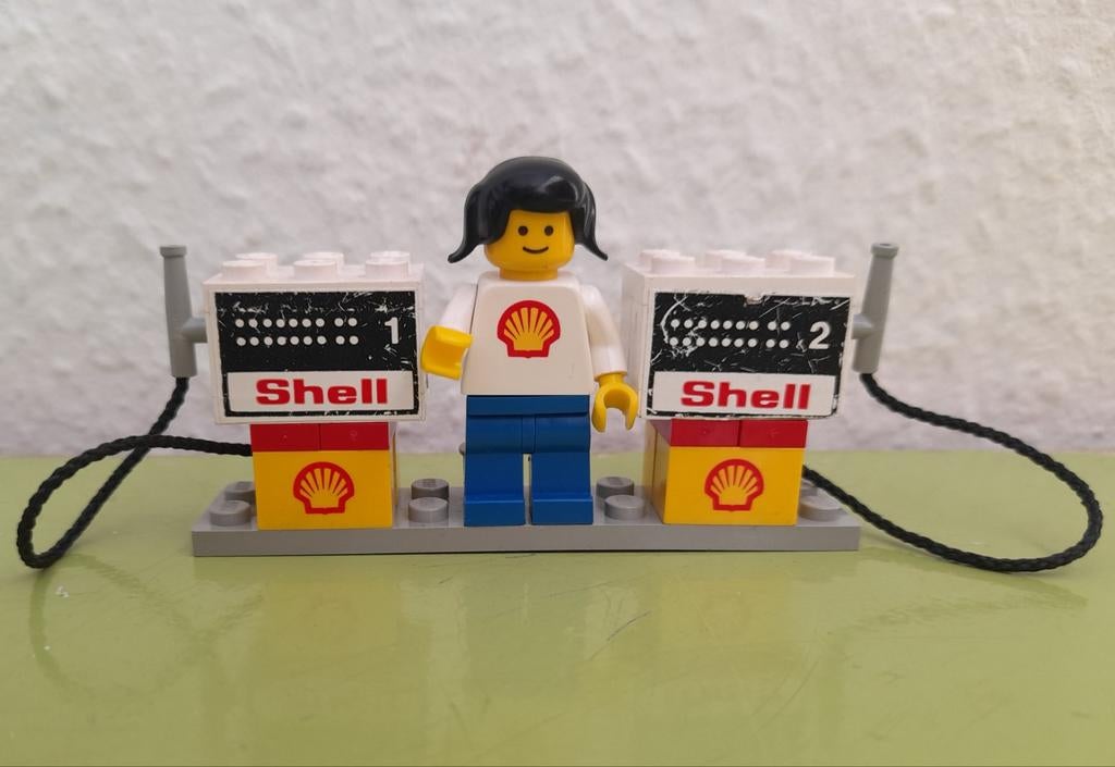 Lego 6610 benzinepomp vintage met minifiguur. 1982, Verzamelen, Speldjes, Pins en Buttons, Ophalen of Verzenden, Gebruikt, Transport