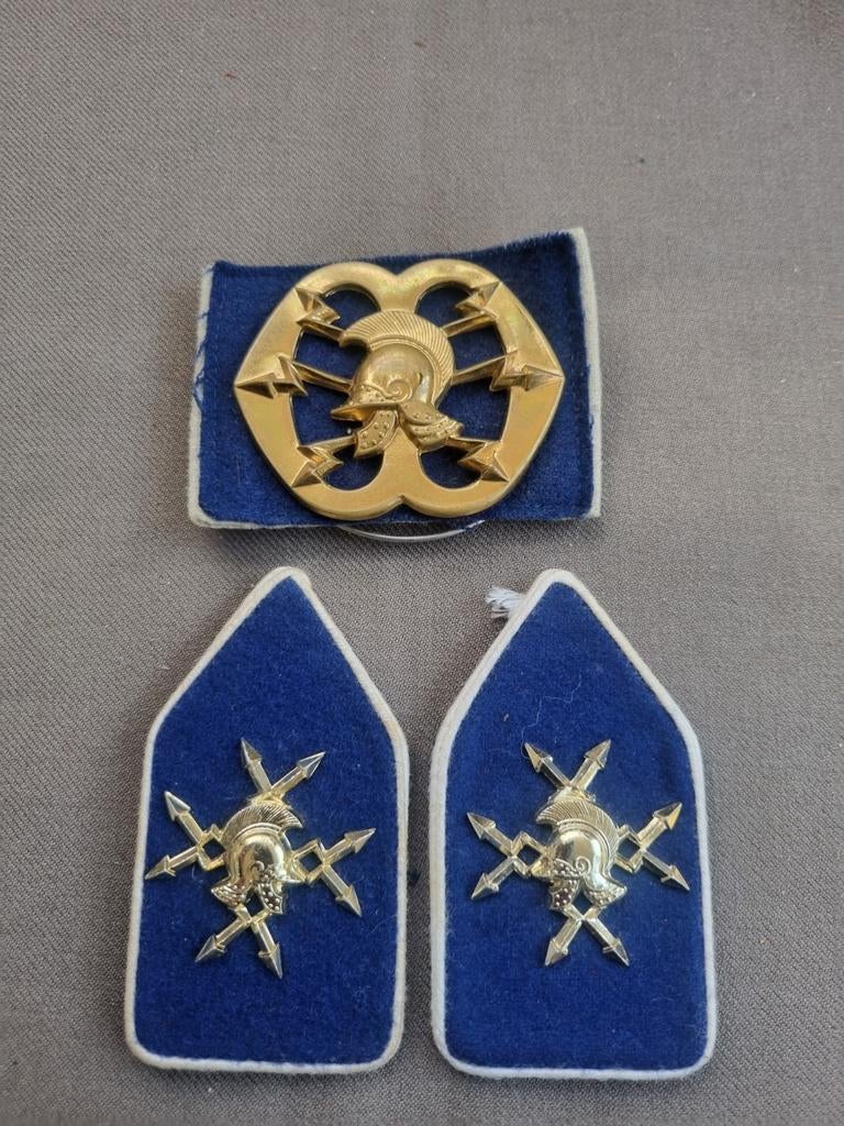 Setjes  verbindingsdienst  ( oogjes), Verzamelen, Militaria | Algemeen, Ophalen of Verzenden, Landmacht, Nederland, Embleem of Badge