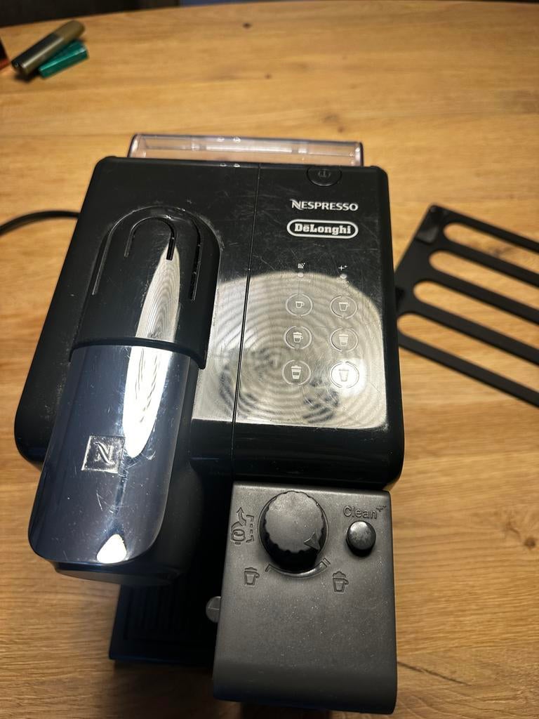 Nespresso DeLonghi koffiemachine, Ophalen, Gebruikt, Koffiemachine, Koffiepads en cups
