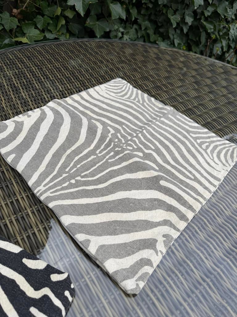 H&M kussenhoes met zebraprint beige | 50x50 cm, Ophalen of Verzenden, Gebruikt, Beige, Vierkant