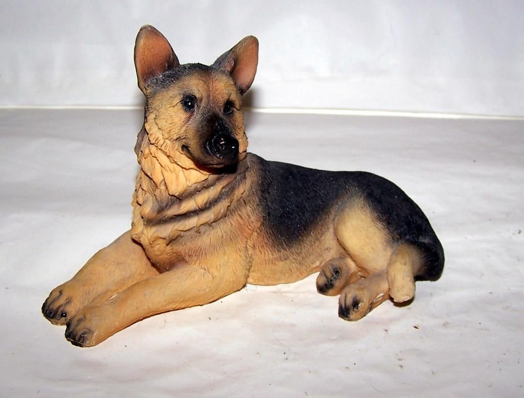 Prachtig beeldje Duitse herder. Nwst. L. 17cm., Ophalen of Verzenden, Zo goed als nieuw