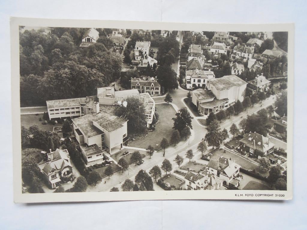 Hilversum KLM luchtfoto van de AVRO studio's in`1949 KLM, Verzamelen, Ophalen of Verzenden, 1940 tot 1960, Gelopen, Noord-Holland