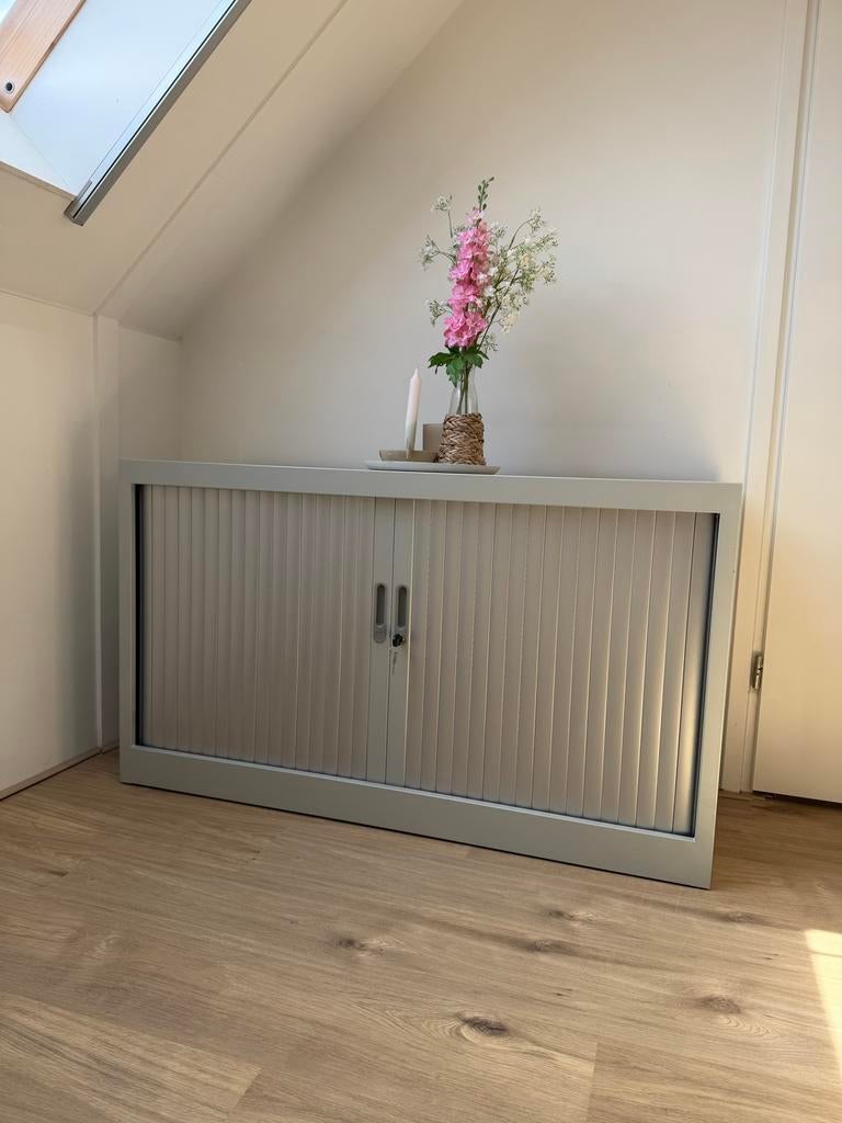 Grijze kantoorkast met lamellen deuren, Gebruikt, 100 tot 150 cm, Meerdere deuren, Ophalen of Verzenden