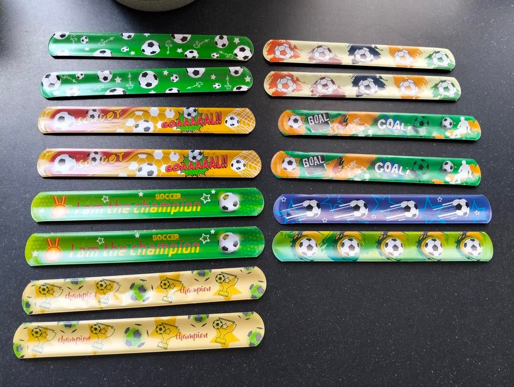 Uitdeel cadeautje/ kadootje, klap armband voetbal, 14 stuks, Ophalen, Nieuw