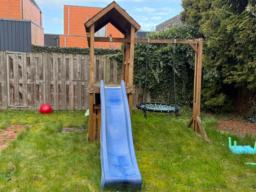 Speeltoestel met lange glijbaan en schommel, Kinderen en Baby's, Speelgoed | Buiten | Speeltoestellen, Ophalen of Verzenden, Zo goed als nieuw