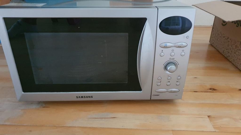 Combi-magnetron en oven.  Defect draaiplateau.Verder perfect, Witgoed en Apparatuur, Magnetrons, Combimagnetron, Gebruikt, Hete lucht