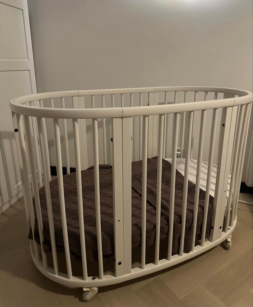 Stokke Sleepi V2 Wit Meegroeibed + Uitbreidingsset + matras, Ophalen, Zo goed als nieuw, Ledikant