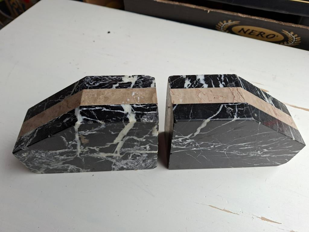 2 marmeren boekensteunen, Ophalen