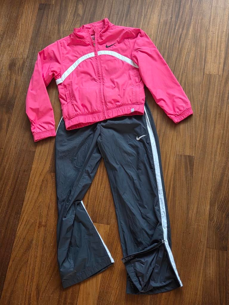 ZGAN mooi Nike trainingspak 128-140, Kinderen en Baby's, Kinderkleding | Maat 128, Meisje, Sport- of Zwemkleding, Ophalen of Verzenden