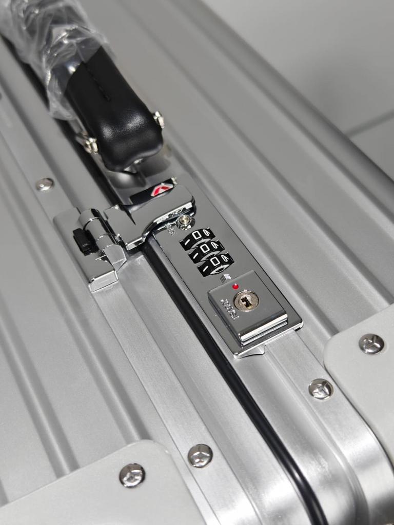 Rimowa Classic 26-inch (66 cm), Overige materialen, Ophalen of Verzenden, Zo goed als nieuw, Wieltjes