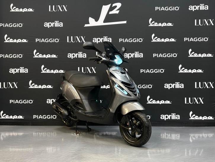 Piaggio Zip | Agaat Grijs | Brom | 2021 | 9505 km
