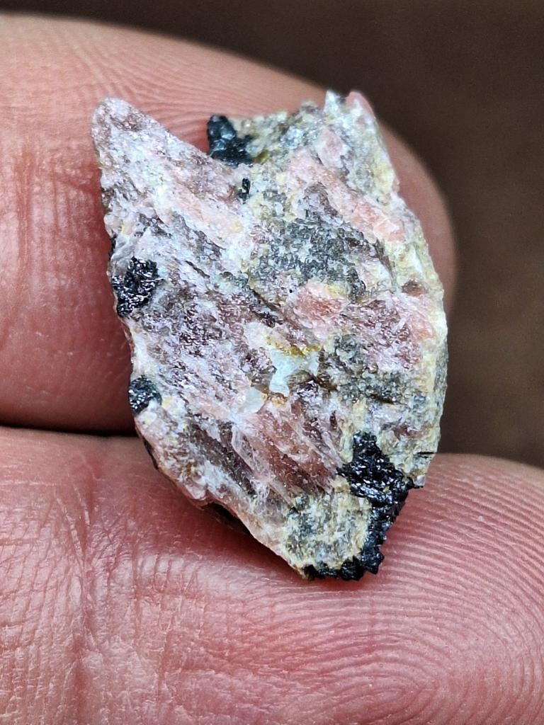 ZELDZAME RHODONIET VARIANT FOWLERIET, VS (= TL & UV), Verzamelen, Mineralen en Fossielen, Ophalen of Verzenden, Mineraal