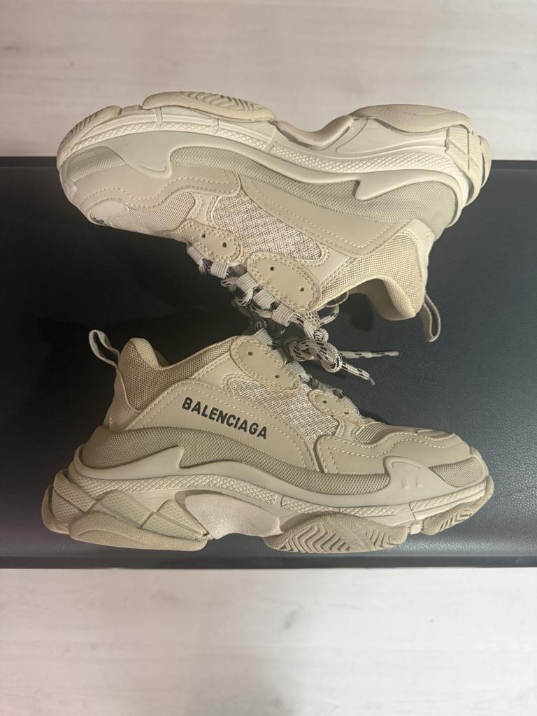 Balenciaga Triple S Beige sneakers 300 Euro!, Balenciaga, Beige, Ophalen of Verzenden, Sneakers of Gympen