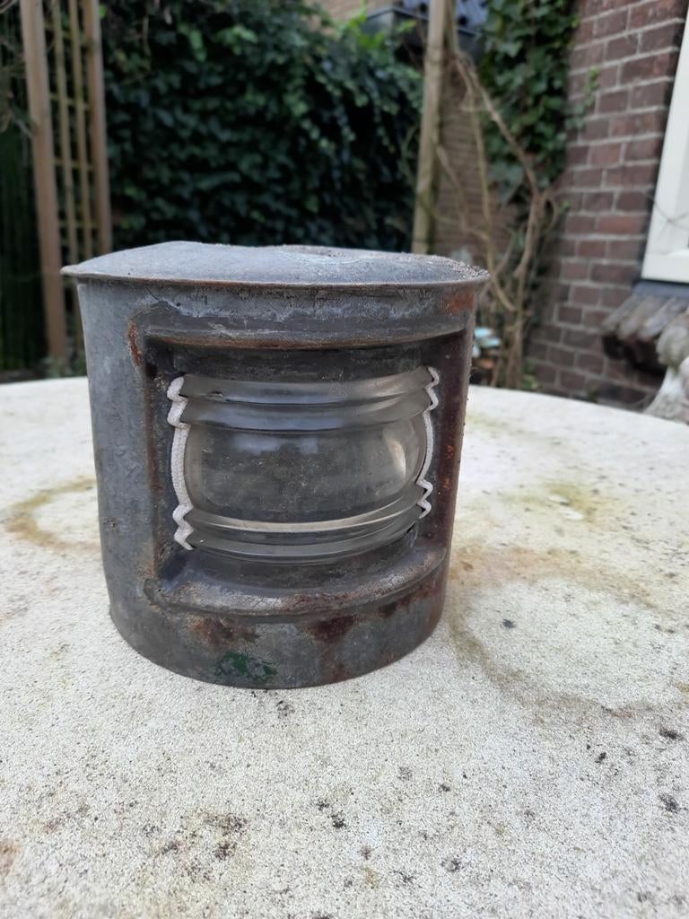 Oude metalen scheepslamp met glazen lens, Ophalen