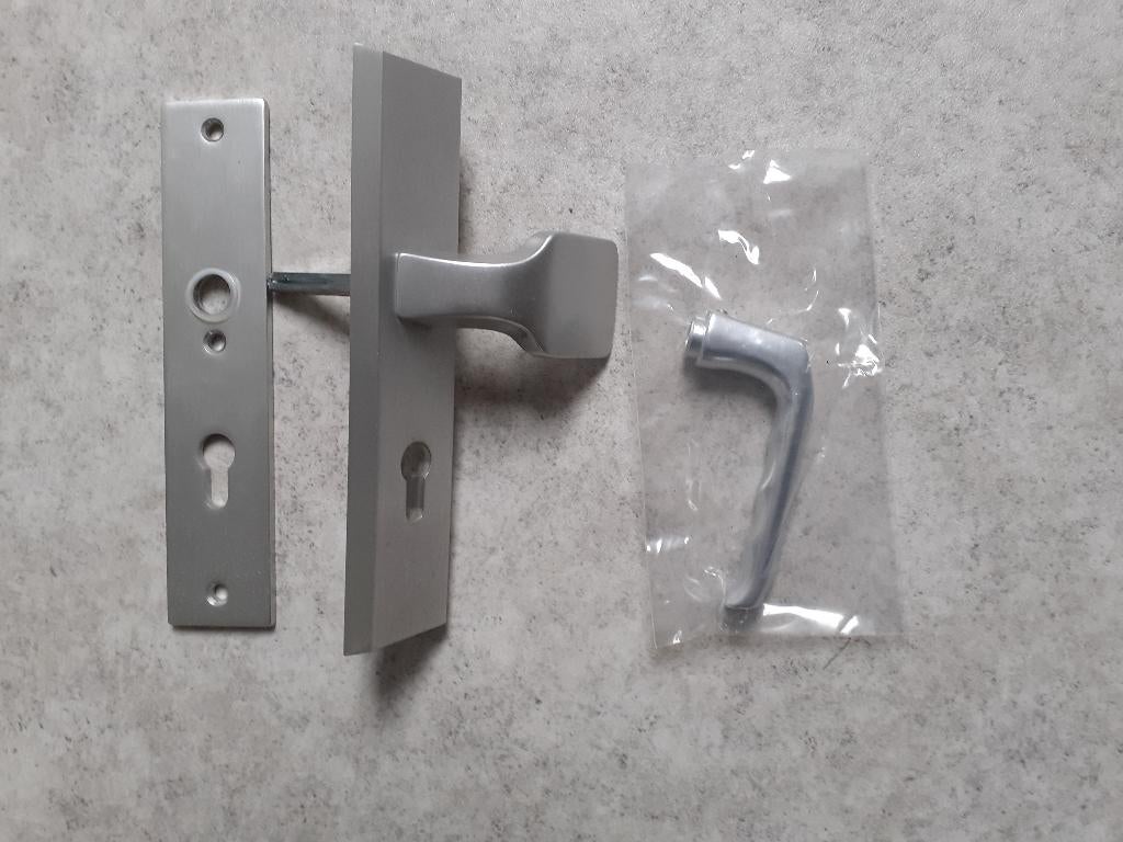 Voordeurplaatje handvatten + kastknoppen, Ophalen of Verzenden, Nieuw, Rvs, Klink of Kruk