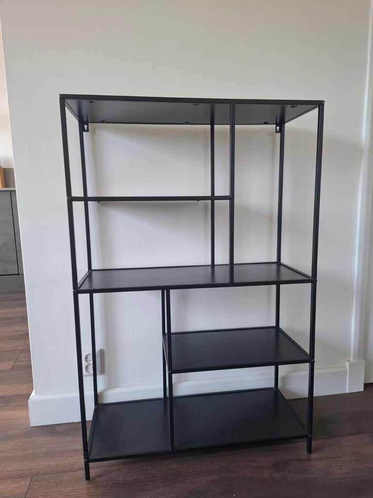 Zwart metalen open kast met asymmetrische vakken, Ophalen, Met plank(en), Gebruikt, Modern, Industrieel