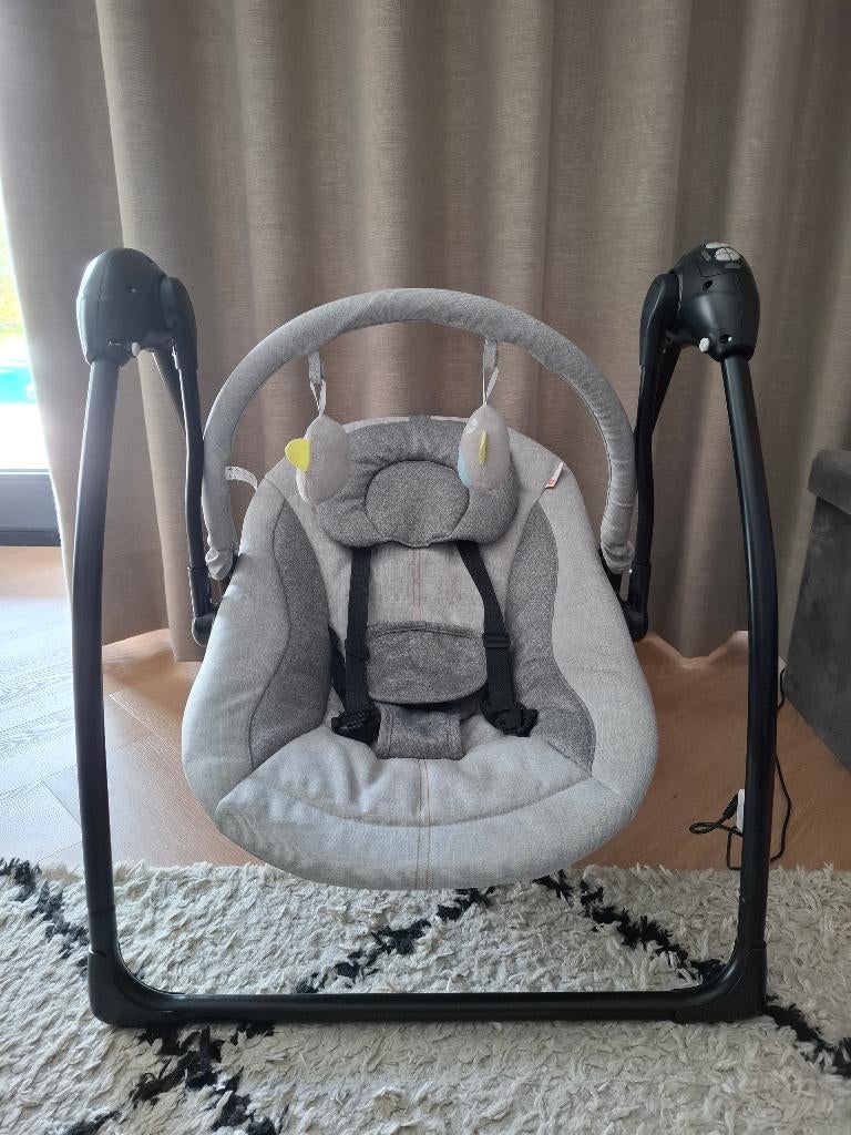 Baby: Qute Schommelstoel Q-Swing Softgrey Uil / Zwart Frame, Schommelstoel, Verstelbaar, Zo goed als nieuw, Ophalen