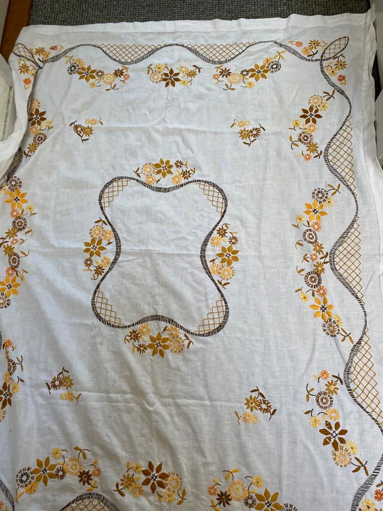 Handgeborduurd tafelkleed , mooi voor   Pasen , katoen, Ophalen of Verzenden, Zo goed als nieuw, Rechthoek