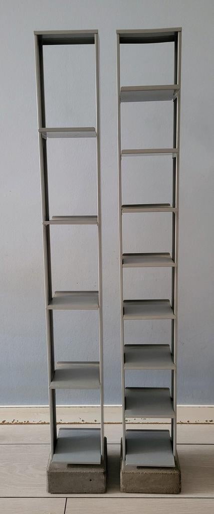 CD & DVD rek op betonnen voet (IKEA), Huis en Inrichting, Ophalen, Gebruikt, 75 tot 150 discs, Metaal