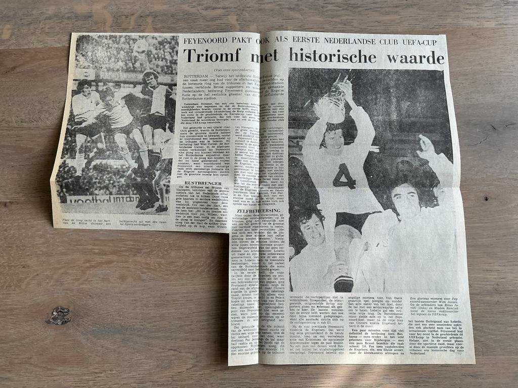 Voetbal krantenartikel Feyenoord Tottenham Hotspur mei 1974, Verzamelen, Tijdschriften, Kranten en Knipsels, Ophalen of Verzenden