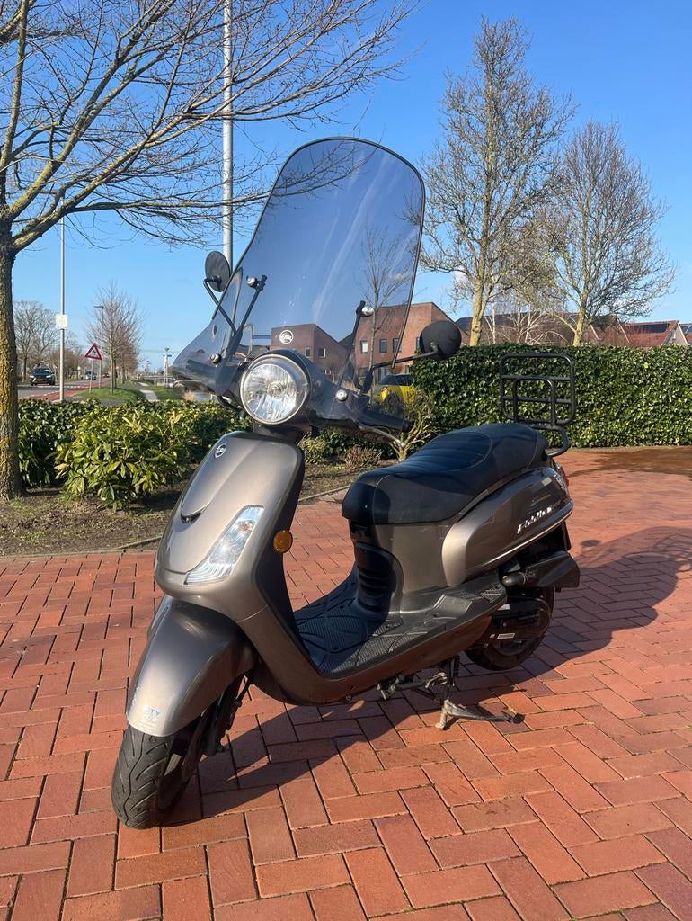 Sym Fiddle 2 scooter (2021) met windscherm en matchende helm, Ophalen, Gebruikt, Benzine, Fiddle