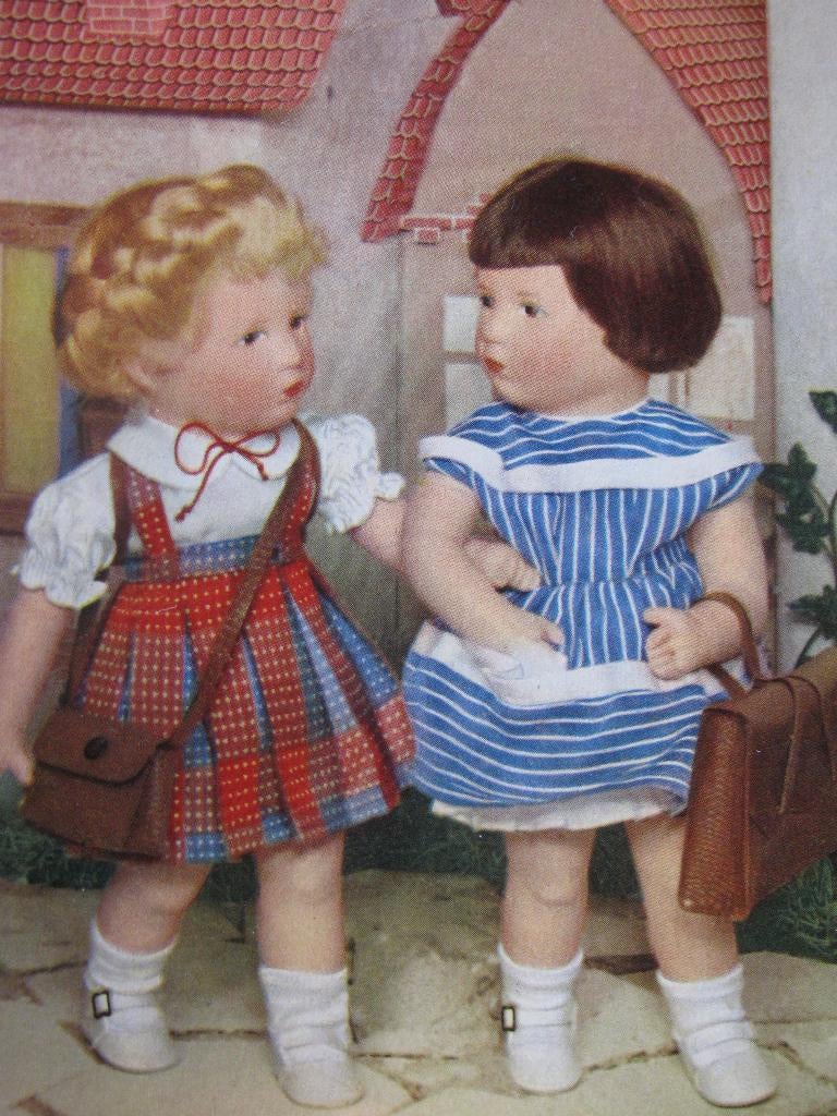 Oude Kaart - Käthe Kruse Poppen met Schooltas 14.5 x 10.5 cm, Verzenden, 1940 tot 1960, Ongelopen, Kinderen