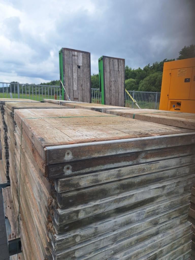 Kleine grenen steenschotten 60 x 120 overkappingsvloer?, Ophalen of Verzenden, Zo goed als nieuw, Minder dan 180 cm